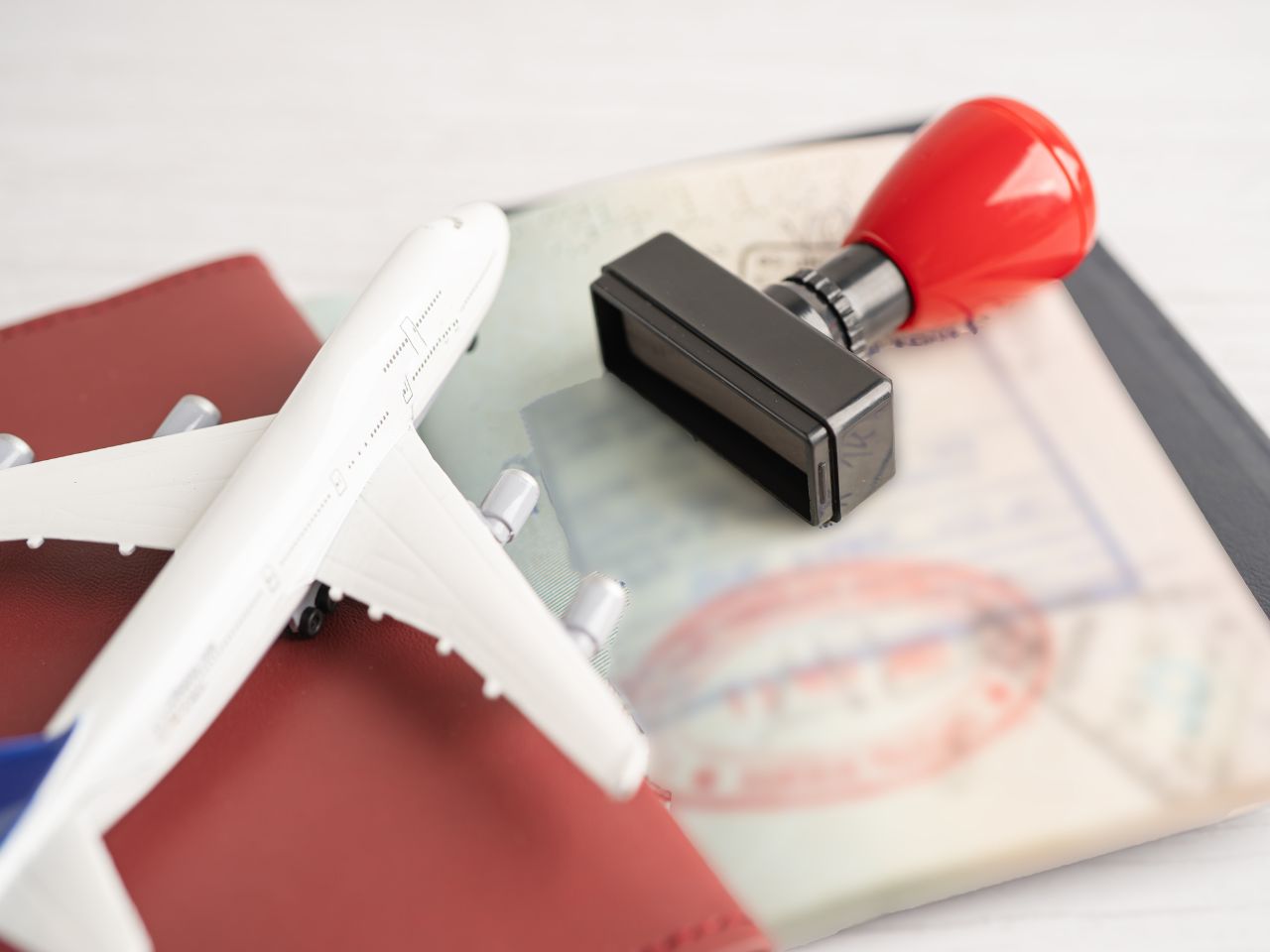 Czy trzeba mieć wizę podróżując do Omanu? Odpowiedź na to pytanie zależy od kraju pochodzenia podróżującego oraz długości planowanego pobytu w Omanie. Obecnie dla obywateli ponad 100 krajów (w tym dla obywateli Rzeczypospolitej Polskiej) dostępna jest bezpłatna wiza do Omanu na okres 14 dni. Czy obywatele Polski potrzebują wizy do Omanu? Na dzień dziejszy obywatele Polski nie potrzebują wiza do Omanu jeśli ich pobyt mieści się w granicach 14 dni. Obywatele Polski nie potrzebują wcześniej uzyskać wiza do Omanu jeśli ich pobyt wynosi mniej niż 14 dni. Wiza do Omanu 14 dniową otrzymuje się po przylocie na lotnisko w Omanie - zazwyczaj w paszporcie wbijana jest pieczątka. Każdy dłuższy pobyt wymaga wykupienia wizy miesięcznej (na okres 30 dni), która kosztuje 20 OMR czyli około 200 złotych. Jeśli planujesz dłuższy pobyt lub podróżujesz w celach innych niż turystyczne, może być konieczne uzyskanie innego rodzaju wiza do Omanu przed wyjazdem np. Wiza do Omanu pracownicza - wydawana na okres dwóch lat karta rezydenta (sponsorem tej wizy jest zazwyczaj rodowity Omańczyk). Wymogi wizowe dla podróżujących do Omanu. Wiza do Omanu - Wymagania przy wjeździe: Paszport ważny co najmniej 6 miesięcy od daty planowanego wjazdu UWAGA!!! Paszport pod żadnym pozorem nie może być uszkodzony, każde najmniejsze uszkodzenie tego dokumentu tożsamości może równać się z odmową wjazdu na terytorium Sułtanatu Omanu (zdarzały się już takie przypadki). Proszę także nie ryzykować z paszportem tymczasowym (będzie to kwestią “szczęścia” jeśli zostaną Państwo wpuszczeni do Omanu) - ten dokument nie jest zazwyczaj uznawany Bilet powrotny lub bilet do kolejnego miejsca podróży Potwierdzenie rezerwacji hotelu lub list zapraszający od osoby mieszkającej w Omanie - nie zawsze jest to sprawdzane Wystarczające środki finansowe na pobyt Jak uzyskać wizę do Omanu? Szczegóły dotyczące procesu uzyskania wiza do Omanu: E-wiza: Zaleca się aplikować o e-wizę przed podróżą przez oficjalną stronę rządu Omanu poprzez ten link: https://evisa.rop.gov.om/ Proces online jest zazwyczaj szybszy i wygodniejszy Należy wybrać wizę turystyczną 26O - darmową do 14 dni jeśli pobyt jest krótszy niż dwa tygodnie Dostępne są też wizy na 10 dni, 30 dni lub rok (wielokrotnego wjazdu) Wiza do Omanu przy wjeździe (Visa on Arrival): Dostępna dla obywateli wielu krajów, w tym Polski Ważna na pobyt do 30 dni Koszt: 20 riali omańskich (ok. 200 PLN) Można ją przedłużyć o kolejne 30 dni w Omanie (online lub na posterunku policji); po kolejnym miesiącu spędzonym w Omanie należy Oman opuścić (można to zrobić udając się drogą lądową na granicę ze Zjednoczonymi Emiratami Arabskimi, po czym ponownie wjechać do Omanu) Wiza do Omanu - Procedura na lotnisku: Po przylocie należy udać się do stanowiska imigracyjnego Wypełnić formularz wizowy (jeśli nie uzyskano e-wizy) Przedstawić wymagane dokumenty - paszport oraz e-wizę Uiścić opłatę wizową (jeśli nie zrobiono tego online) Wiza do Omanu - Szczepienia: Nie ma obowiązkowych szczepień, ale zaleca się sprawdzenie aktualnych zaleceń zdrowotnych przed podróżą Wiza do Omanu - Ubezpieczenie: Choć nie jest wymagane, zdecydowanie zaleca się posiadanie kompleksowego ubezpieczenia podróżnego pokrywającego między innymi koszty leczenia (KL) czy nieszczęśliwe wypadki (NNW) Wiza do Omanu - Restrykcje celne: Istnieją ograniczenia dotyczące wwożenia alkoholu - każda osoba może wwieźć ze sobą maksymalnie 4 litry alkoholu, dodatkowo można kupić alkohol w duty free po wylądowaniu w Omanie Istnieją ograniczenia dotyczące wwożenia e-papierosów oraz niektórych leków - warto mieć ze sobą recepty na wszelki wypadek. Istnieją ograniczenia dotyczące wwożenia dronów - można je wwieźć tylko po uzyskaniu specjalnego pozwolenia Warto sprawdzić aktualne przepisy celne przed podróżą Pamiętaj, że przepisy wizowe mogą się zmieniać, dlatego zawsze warto sprawdzić najnowsze informacje na oficjalnej stronie rządu Omanu lub skonsultować się z ambasadą Omanu przed podróżą. Wiza do Omanu online Wiza do Omanu online - można o nią zaaplikować przed podróżą przez oficjalną stronę rządu Omanu poprzez ten link: https://evisa.rop.gov.om/ Jeśli nasza podróż wynosi mniej niż 14 dni to należy wybrać wizę turystyczną numer 26O. W przypadku jeśli nasz pobyt będzie dłuższy niż 14 dni warto wybrać wizę 30 dniową za 20 riali omańskich - wiza do Omanu turystyczna 26B. Należy założyć konto na portalu, wypełnić wszystkie dane osobowe oraz zamieścić swoje zdjęcie w odpowiedniej rozdzielczości. Następnie należy uiścić opłatę w wysokości 20 riali omańskich. Czas oczekiwania na wizę 30 dniową może wynieść do 3 dni roboczych. Po tym czasie wiza do Omanu powinna przyjść na podany wcześniej adres e-mail. Najlepiej być przygotowanym i wydrukować wiza do Omanu przed podróżą. Jeżeli mają Państwo w planie zatrudnienie w Omanie to proszę pamiętać, że sponsorem wizy jest sponsor lokalny, zazwyczaj Omańczyk. Taka wiza jest sponsorowana na 2 lata - jest to wiza wielokrotnego wjazdu. UWAGA! Posiadając tę wizę nie można przebywać poza Omanem dłużej niż 6 misięcy. Procedura uzyskania wizy: Sponsor powinien w państwa imieniu zaaplikować o wizę, państwo powinni podać tylko swoje dane osobowe, numer paszportu oraz dostarczyć zdjęcie w dobrej rozdzielczości. Po uzyskaniu wizy macie państwo 3 miesiące aby wjechać do Omanu i dopełnić procedurę wizową w ciągu 30 dni od daty wjazdu. W tym celu będziecie musieli udać się między innymi na badania lekarskie oraz na posterunek policji gdzie będzie wykonane zdjęcie oraz będą pobrane odciski palców. Po wszystkim uzyskacie kartę rezydenta (wygląda podobnie jak polski dowód osobisty). Obecnie możliwa jest także zmiana wizy turystycznej na pracowniczą. Poniżej wiza pracownicza 2 letnia numer 1A.